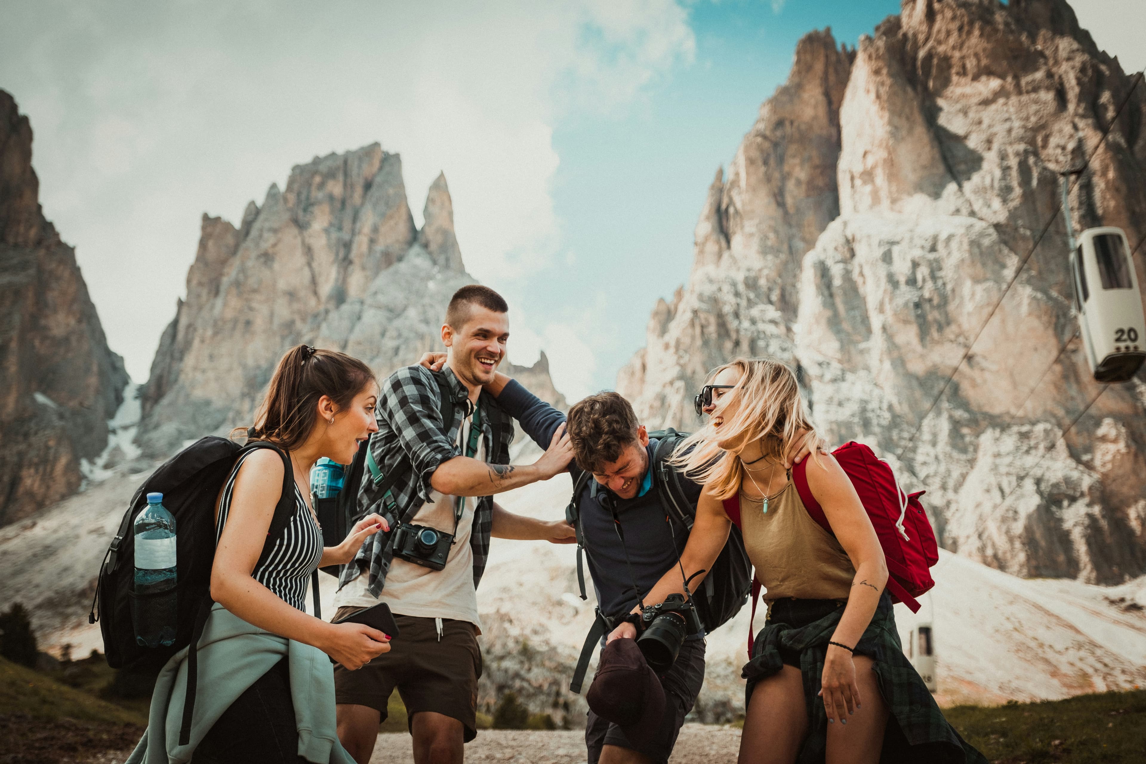 Groupe d'amis en randonnée dans les Dolomites