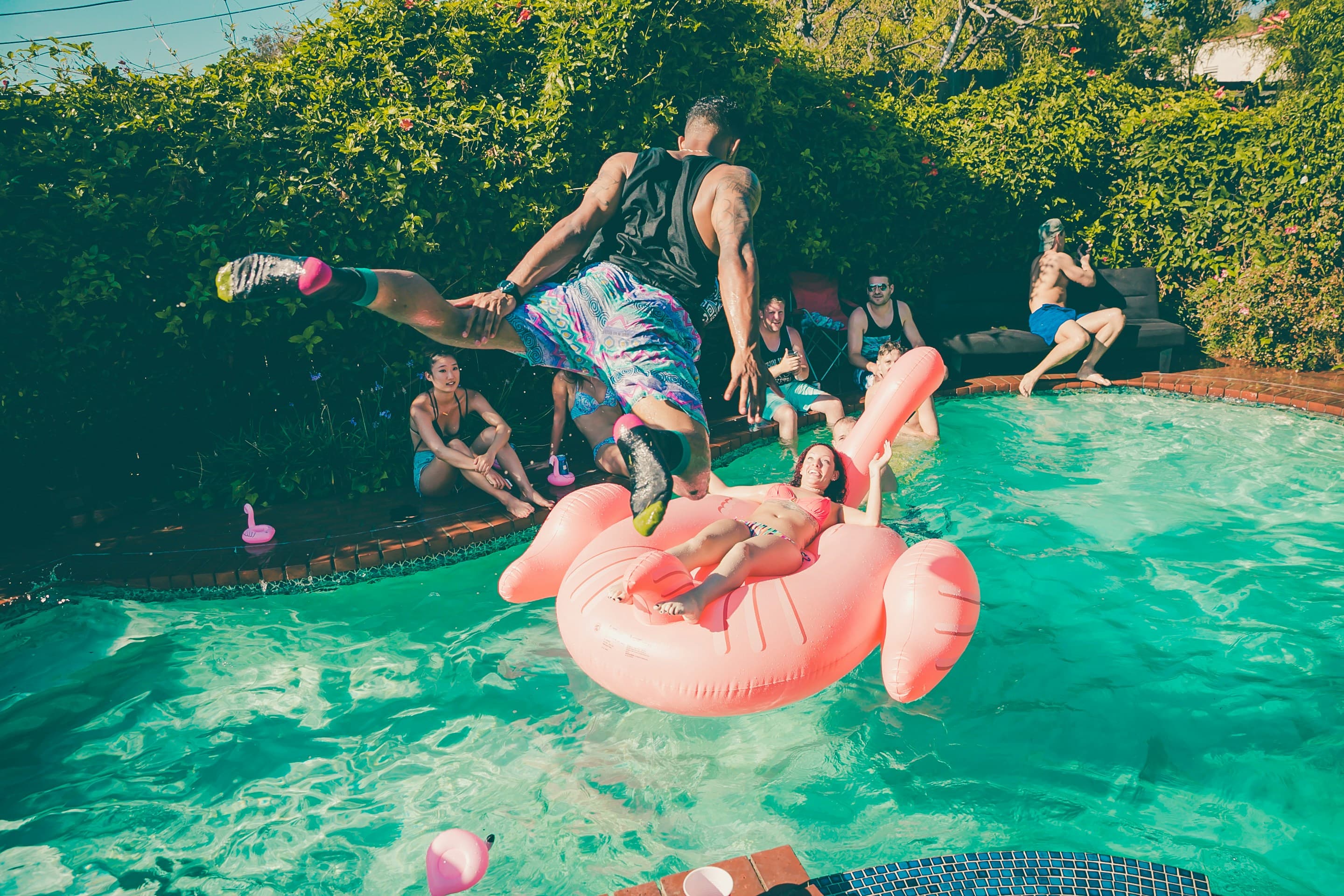 Soirée piscine avec bouée flamant rose
