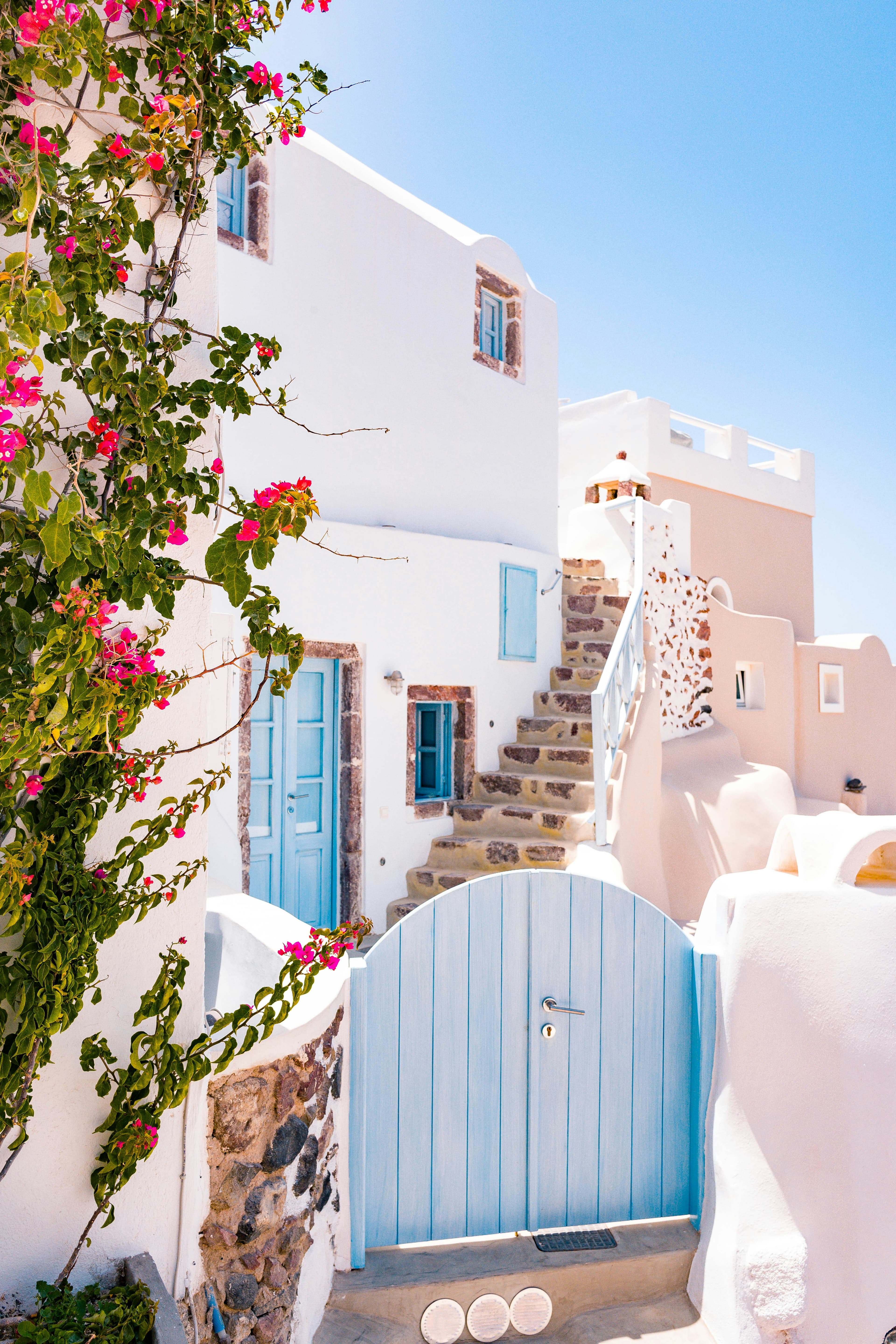 Ruelle blanche et portes bleues à Santorin