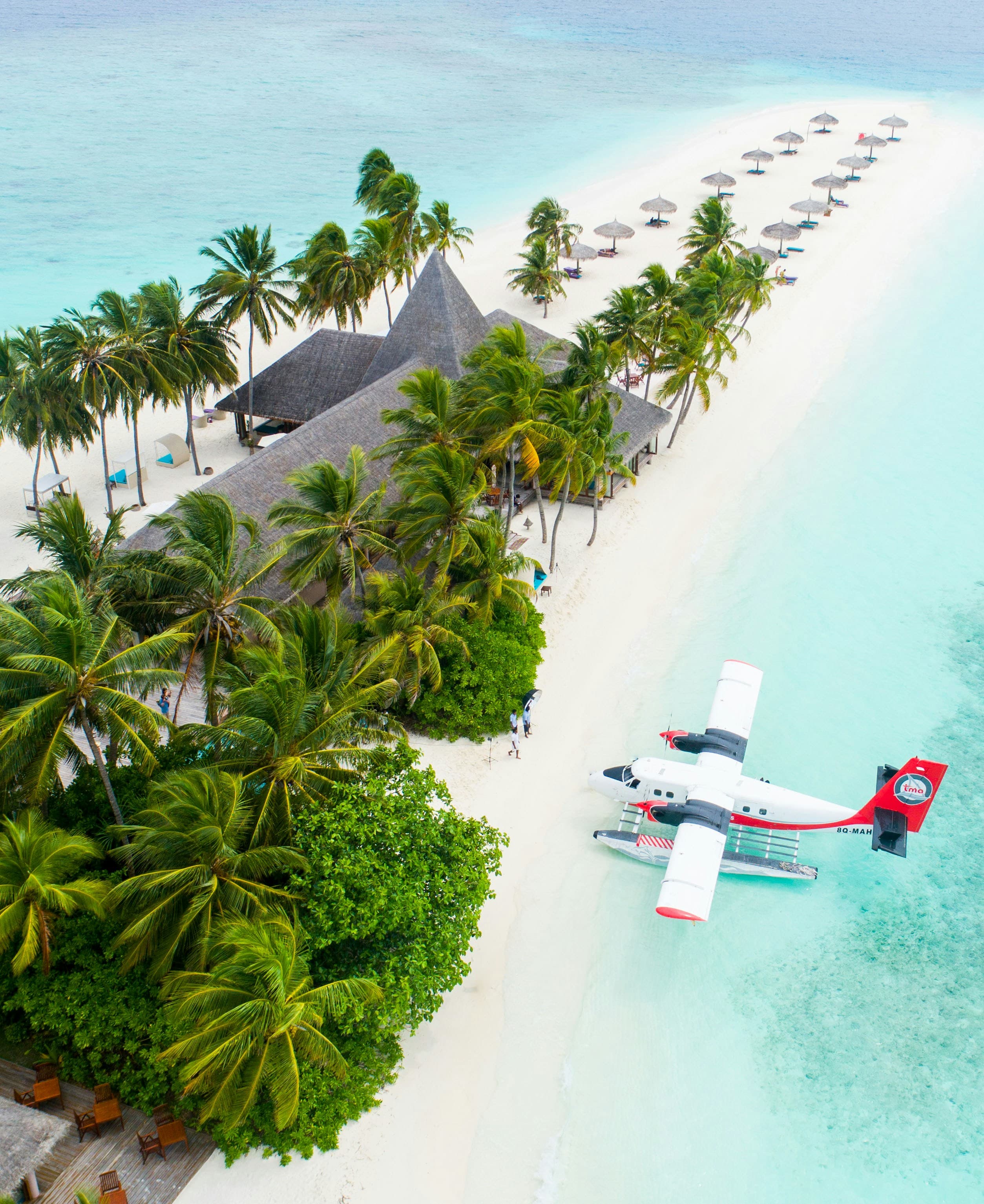 Hydravion sur une plage des Maldives, vue aérienne